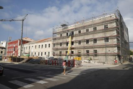 Fachada posterior del antiguo cuartel Duc de Crillón, donde se desarrollan las obras del futuro geriátrico de Es Castell.