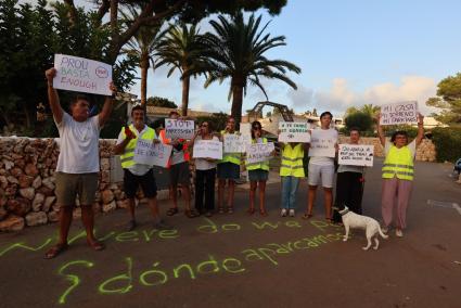 Los vecinos de los apartamentos Sa Fua se manifestaron frente al restaurante Thai Menorca para reclamar su derecho a aparcar en la zona.