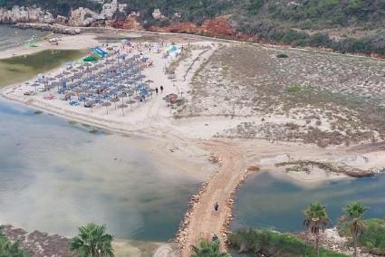 En la imagen se aprecia el vertido de material para que la maquinaria acceda a la zona afectada por la inundación.