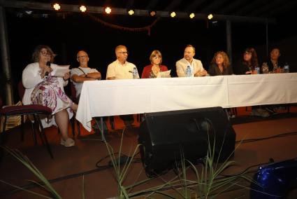 Dolores Hermida amb alguns dels expresidents de l’associació de vesins durant el pregó.