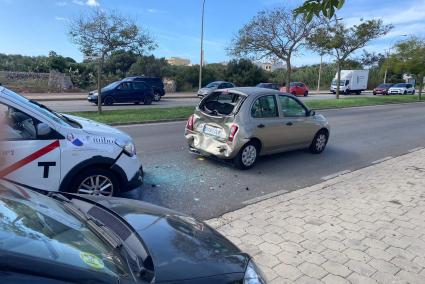 El taxi ha colisionado por detrás al Nissan Micra, afectando después a otro turismo y una motocicleta.