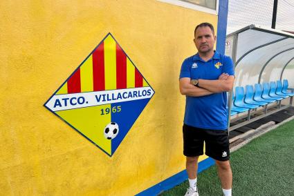 Juan Romero, junto al escudo del Atlético Villacarlos, en la Zona Esportiva Sergi Llull de Es Castell. 