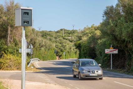 Imagen del radar que estaba instalado en el acceso al pueblo desde la carretera de Sant Tomàs.