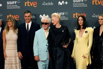 Pedro Almodóvar con Pedro Sánchez y su esposa Begoña Gómez, Tilda Swinton, Victoria Luengo y Melina Matthews