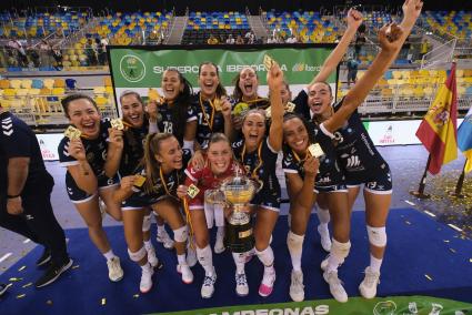 El Avarca Menorca se hizo con la Supercopa de España de voleibol al ganar ante el Hidramar Gran Canaria, este viernes en la capital grancanaria.