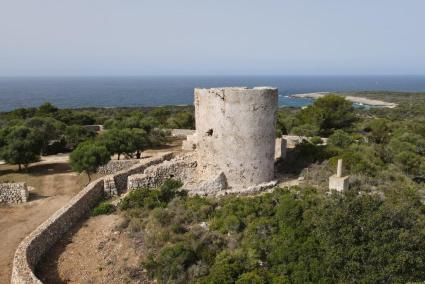 La atalaya de Artrutx fue levantada a lo largo del siglo XVI y consta que estaba activa en 1617. Desde entonces, permanece en la costa sur de Ciutadella, actualmente muy deteriorada, por lo que es necesaria su rehabilitación.   