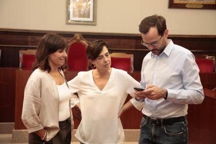 El gobierno municipal de Maó convocó a las 18.19 del viernes rueda de prensa para las 19.15. Elena Costa, Dolores Antonio y Héctor Pons releen el informe de Hidrobal en el móvil del alcalde.