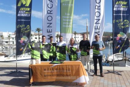 Detalle de la presentación del evento en Fornells, con organizadores, patrocinadores y clase política.   