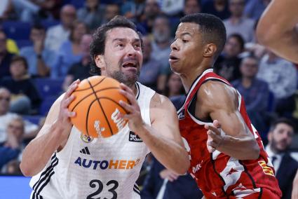 Llull ataca la defensa de Trae Bell Haynes en el partido de ayer entre Madrid y Zaragoza 2022. Foto: EFE