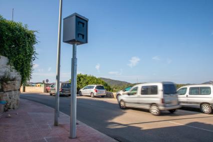 Uno de los radares instalados a la entrada de Es Migjorn