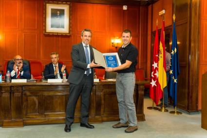 Els enginyers forestals valoren l’artesania de les barreres d’ullastre. Ovidi Pons va recollir el diploma a Madrid. 