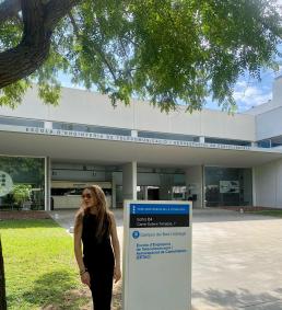 Sara Aguiló, a les portes de l’Escola ‘Enginyeria de Telecomunicació i Aeroespacial de Castelldefels, a Catalunya.