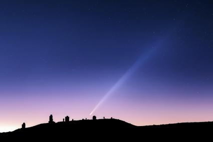 En la imagen, el Cometa C/2023 A3 observado el 1 de octubre de 2024 sobre el Observatorio del Teide (IAC).