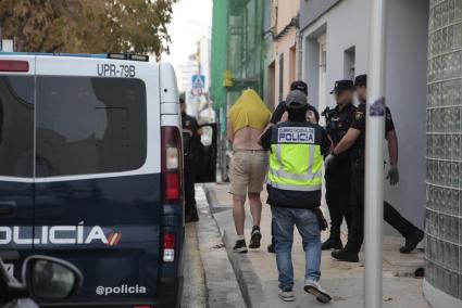 Uno de los detenidos en la operación antidroga, tras el registro de una casa en la calle Josefa Rossinyol.