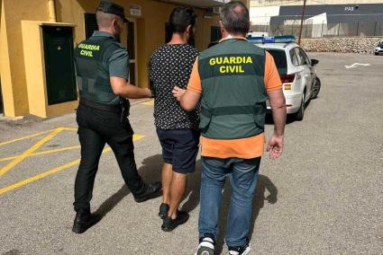 El detenido, en el cuartel de la Guardia Civil en Maó.