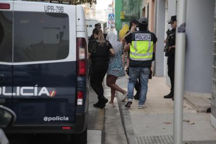 Dos de los cinco detenidos por la Policía Nacional, el pasado martes en Ciutadella.