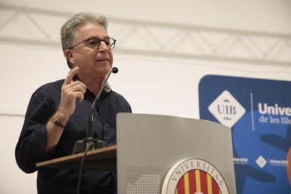 El poeta i professor va pronunciar la conferència inaugural.