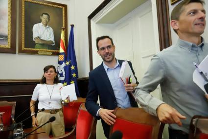 Héctor Pons, en el centro de la imagen, tras el pleno extraordinario de este viernes.