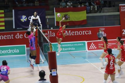 Lance del partido de este sábado por la noche entre el Avarca y el Tenerife, que se resolvió en el set de desempate.