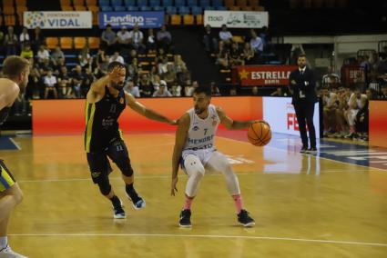 Pol Figueras mantiene la posesión d ela pelota ante la defensa de Javi López.