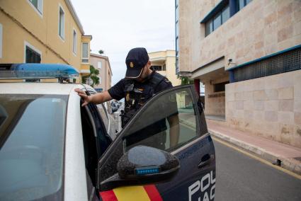 Un agente de la Policía Nacional de Ciutadella, en una imagen de archivo.