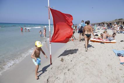 La bandera roja ondeó este verano en un tramo de la playa de Son Bou por la mala calidad del agua.