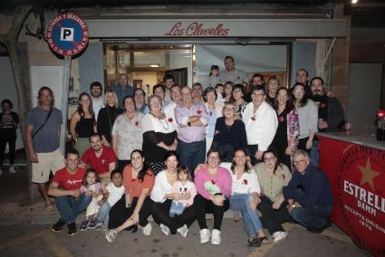 Imatge de família a les portes de l'emblemàtic establiment.