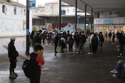 Estudiantes aguardan el transportepara llegar a la zona de institutos este lunes en la Estación de Autobuses de Maó.