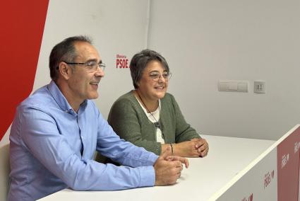 El conseller Josep Pastrana y la diputada Carol Marquès, en la sede del PSOE.