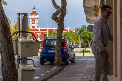 Cubos de recogida de basura en una de las calles del centro de Es Castell.