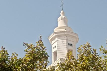 El tetragrama està situat a la part superior de les quatre obertures del campanar de Sant Lluís.