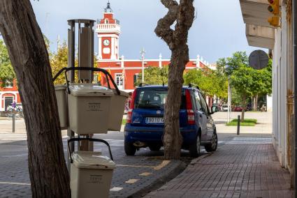 Cubos de basura en una de las estructuras montadas para la recogida puerta a puerta en el centro de la localidad de Es Castell