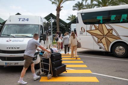 Pasajeros procedentes de Reino Unido después de aterrizar en el Aeropuerto de Menorca