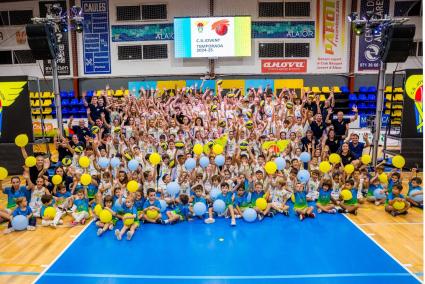 El Pavelló Municipal de Alaior volvió a convertirse en una fiesta del baloncesto en la puesta de largo del CB Jovent