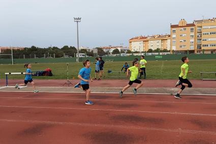 Con los fondos para instalaciones deportivas procedentes del ITS Menorca quiere posicionarse como destino de deporte y saludable. En la imagen, niños corren en una triatlón celebrada en la pista de Maó. 