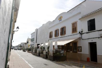 El edificio del CCE Sant Lluís se encuentra en el Cós, en pleno centro del pueblo.