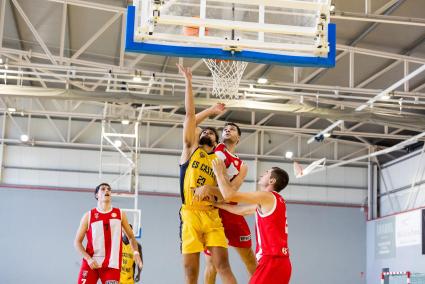 Sanz bota el balón con la izquierda en un partido de 2023, en su etapa en el Hestia Menorca.