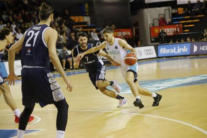 Sanz bota el balón con la izquierda en un partido de 2023, en su etapa en el Hestia Menorca.