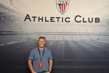 El entrenador mahonés, Pedro Palliser, durante su visita a las magníficas instalaciones de Lezama.