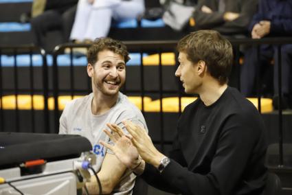 Sean McDonnell, a la izquierda de la imagen, junto a Marko Lukovic, el hombre al que reemplazará en el roster del Menorca