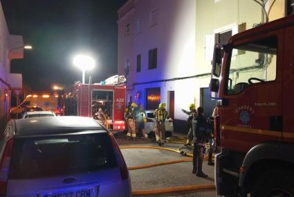 Bomberos, policía y sanitarios en la calle donde se declaró el fuego