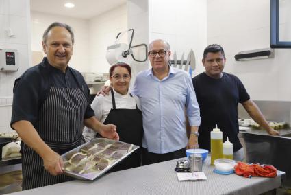 Juan Mari Humada junto al equipo de cocina de la popular casa de comidas Can Pota en Maó.