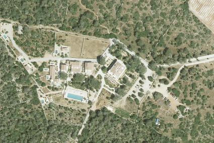 Vista por satélite del agroturismo de Sant Llorenç en 2023, donde se aprecian pequeñas piscinas junto a la principal de la finca.