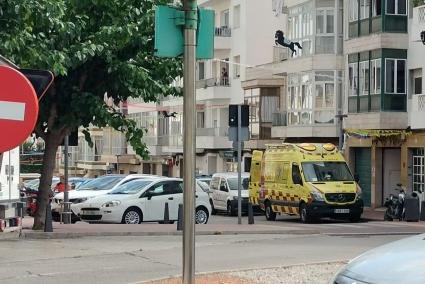 Una ambulancia trasladó a la madre al Hospital Mateu Orfila.