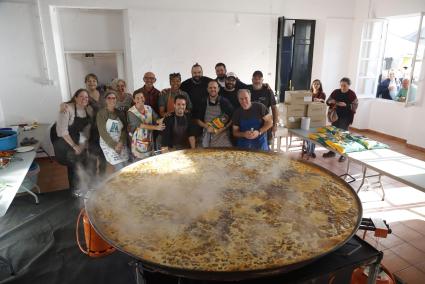 Grup de cuiners i cuineres, amb col·laboradors, que es van encarregar d’elaborar la paella.