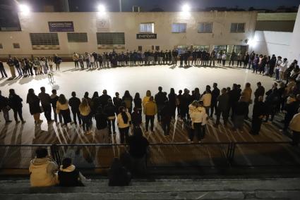 Minuto de silencio en las instalaciones de la UD Mahón, de donde pertenecían los menores fallecidos