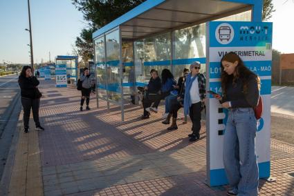 Pasajeros en una de las paradas de la Vía Perimetral