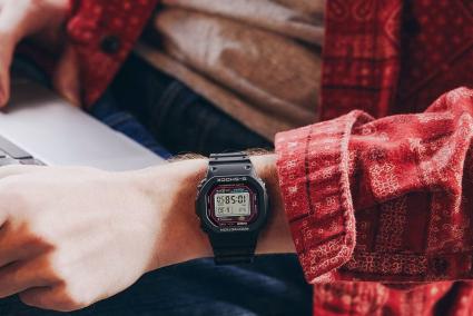 Casio actualiza el reloj G-Shock DW-5000 con un diseño idéntico al original y retroiluminación LED de pantalla