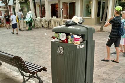 Imagen de una papelera a rebosar en las calles de Maó.