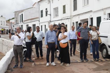 El presidente del Consell, Adolfo Vilafranca, y la ya exministra Teresa Ribera (en el centro), durante la visita a Es Mercadal el día después de la DANA.